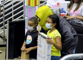 Bad Bunny reparte en Puerto Rico 25.000 regalos de arte, música y deporte