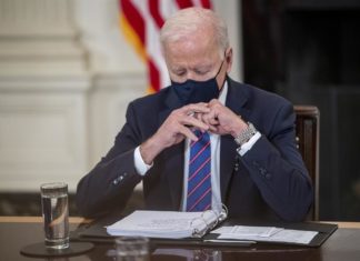 Biden indulta a una mujer que mató a su marido en defensa propia