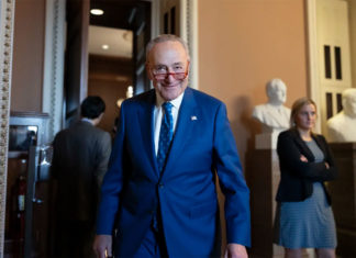 Bloque de senadores demócratas reelige a Schumer como líder