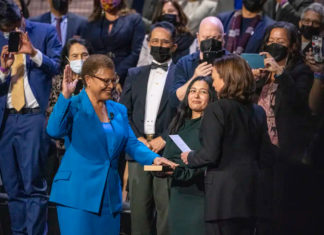 Karen Bass asume el puesto de alcaldesa de Los Ángeles