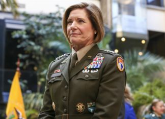 La jefa de Comando Sur y el titular dominicano de Defensa abordan cooperación