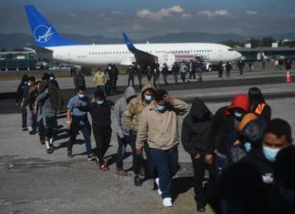 Los últimos deportados de 2022 vuelven a Guatemala entre sueños rotos