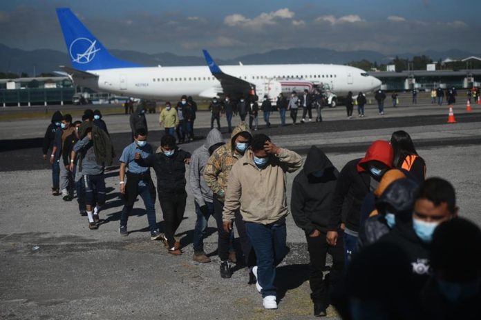 Los últimos deportados de 2022 vuelven a Guatemala entre sueños rotos 1