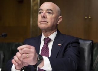 Mayorkas defiende su política migratoria ante un posible juicio político