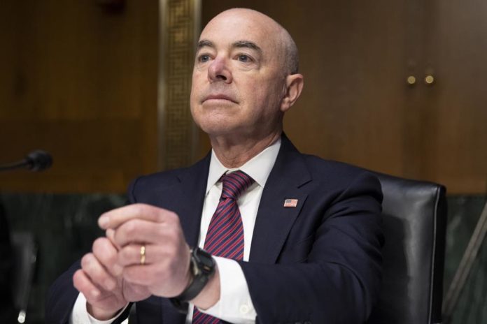 Mayorkas defiende su política migratoria ante un posible juicio político