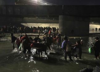 Migrantes que fueron secuestrados se entregan a autoridades estadounidenses