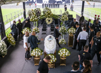 Aficionados despiden a Pelé en estadio de Santos