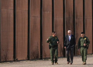 Biden inspects US-Mexico border in face of GOP criticism