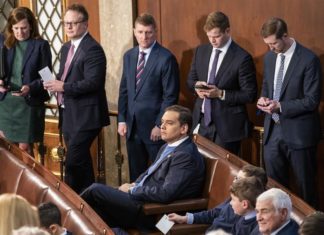 Congresista Santos toma posesión pese a investigación por numerosas mentiras