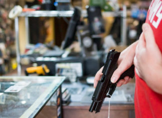 Detienen a padre tras ser hallada una pistola en mochila de hijo de 6 años