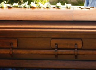 Dos hermanas de EEUU reclaman cuerpo de su padre tras hallar otro en funeral