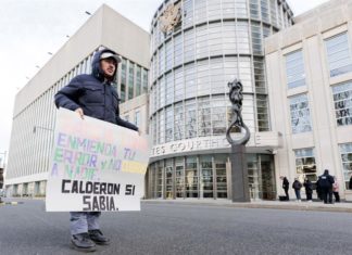 García Luna comparece con semblante serio en la selección del jurado