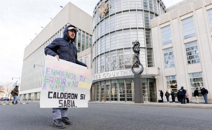 García Luna comparece con semblante serio en la selección del jurado 1
