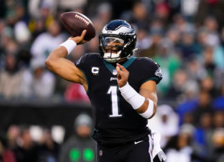 Hurts returns from injury, leads Eagles to No. 1 seed in NFC