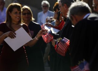 Inmigración propone alza de costos para la ciudadanía