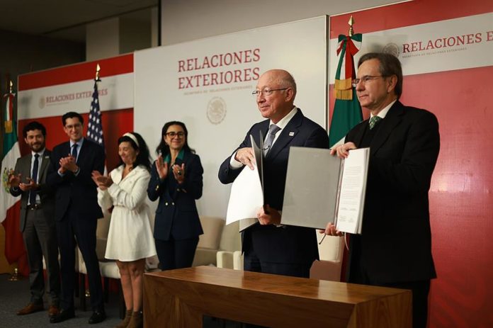México y Estados Unidos firman memorandos de trabajo y migración de menores