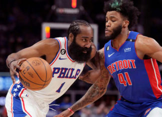 Triple doble de Harden ayuda a 76ers a ganar a Pistons