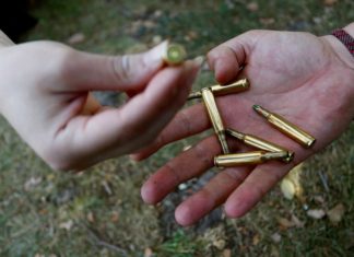 Un niño de 6 años dispara, hiriéndola de gravedad, a una profesora en EE.UU.