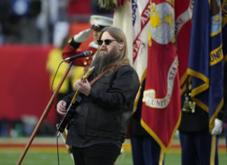 Stapleton interpreta el himno nacional en el Super Bowl