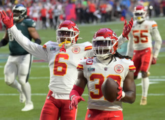 Los Chiefs vencen 38-35 a los Eagles