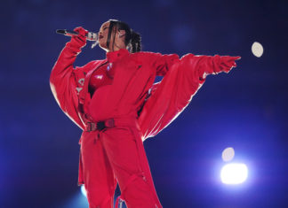 Rihanna se presenta en el Super Bowl embarazada