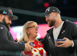 Donna Kelce brings cookies for sons at Super Bowl opener