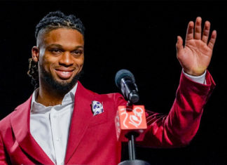 Hamlin recibe premio durante evento del Super Bowl