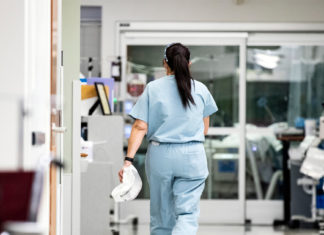 Inmigrantes tienen un papel clave en el cuidado de la salud en 13 estados