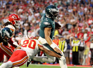 Los Eagles dominan a los Chiefs por 24-14 al descanso del Super Bowl