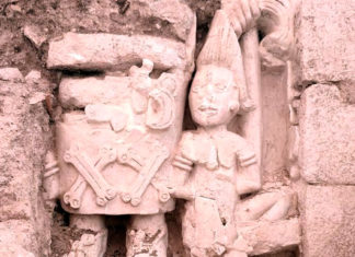 México: hallan relieve maya de mujer sometiendo a hombre