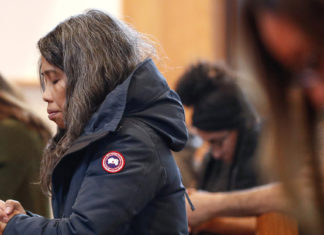 Pastores y feligreses latinos discrepan sobre asistencia a las iglesias