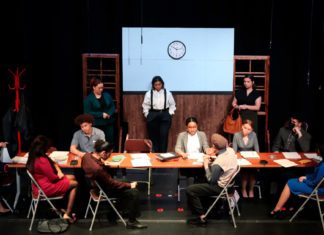 Una actuación dinámica de doce jurados enojados