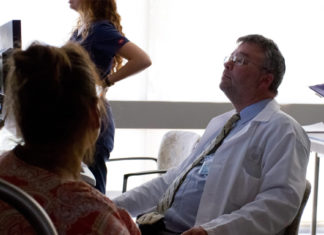 Prejuicios raciales y culturales de los médicos repercuten en tratamientos