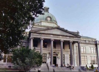 Sentencian a mujer por atropellar a bomberos en PA