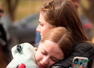 Denver: Hallan un cuerpo en búsqueda de acusado de tiroteo