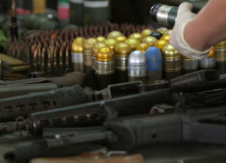 Dos detenidos en EE. UU. por intentar enviar 90 armas a cartel mexicano de droga