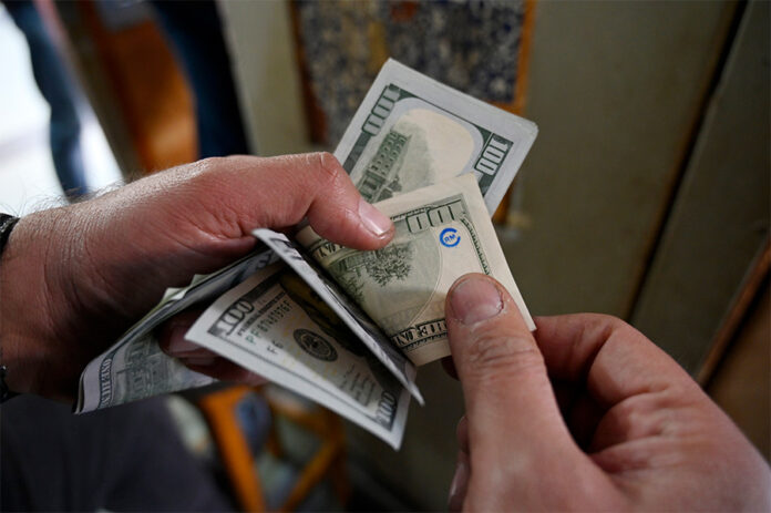 El-peso-mexicano-baja-de-18-unidades-por-dólar-y-toca-mejor-nivel-en-5-años