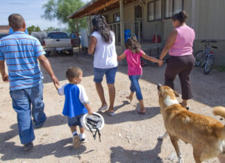 Familias de ingresos medios encaran retos para alimentar a sus hijos