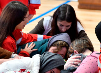 Italia: llenan estadio con ataúdes de víctimas de naufragio