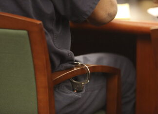 Tres trabajadores de un hospital imputados por muerte de joven negro en EE. UU.