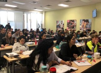 Tribunal de EE. UU. mantiene bloqueo de ley que restringe en aulas debate racial