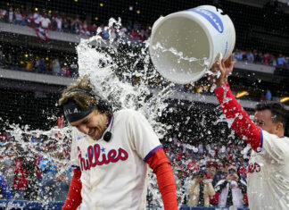 Stott caps 3-run 9th with RBI single, Phillies top Reds 3-2