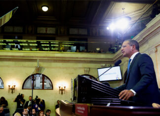 Gobernador Puerto Rico pide respaldo de su partido a referendo de noviembre