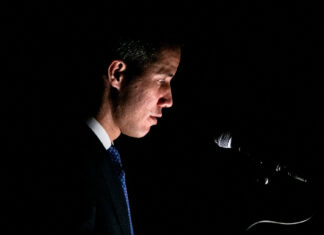 Lider opositor venezolano llega a Miami, teme por su familia