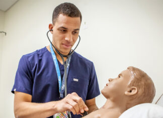 Programa forma médicos multiculturales, pero ¿dónde ejercen los graduados?