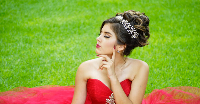 Se-buscan-vestidos-para-el-baile-de-graduación