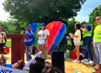 Cientos de migrantes piden frente a la Casa Blanca un alivio a su situación en EE. UU.