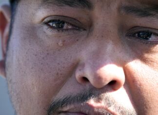 Un hombre narra ataque que mató a su esposa y su hijo