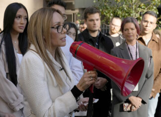 Un presentador indígena renuncia a su programa en Australia por insultos racistas