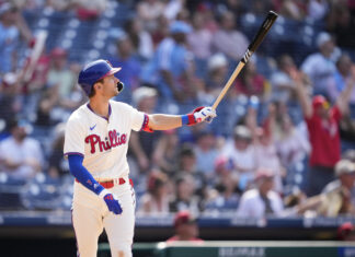 Filis voltean déficit de 5 carreras, vencen 6-5 a Dbacks en 10 innings